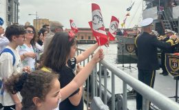TCG Nusret Müze Gemisi İzmir’de ziyaretçilerin akınına uğradı